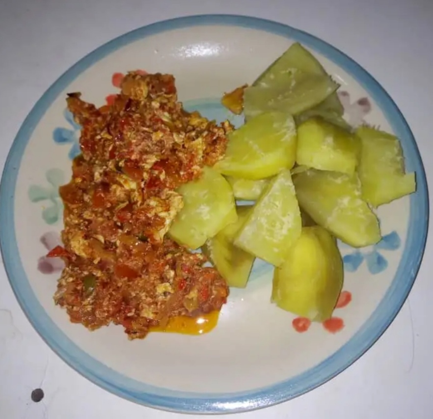 Boiled Sweet Potatoes with Sauce or Palm Oil